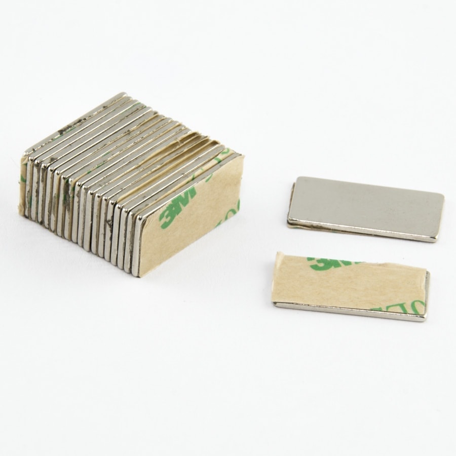 Neodym-Magnet, Quader, 20x10x1 mm, selbstklebend (Südpol auf der Seite ohne Abdeckung) – N38