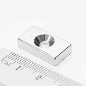Neodym-Magnet, Quader, 20x10x5 mm, mit einem Loch (Nordpol auf der gesenkten Seite) – N38