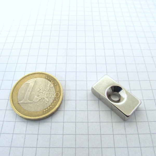 Neodym-Magnet, Quader, 20x10x5 mm, mit Loch (Südpol auf der gesenkten Seite) – N38
