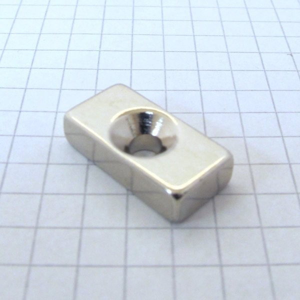 Neodym-Magnet, Quader, 20x10x5 mm, mit Loch (Südpol auf der gesenkten Seite) – N38