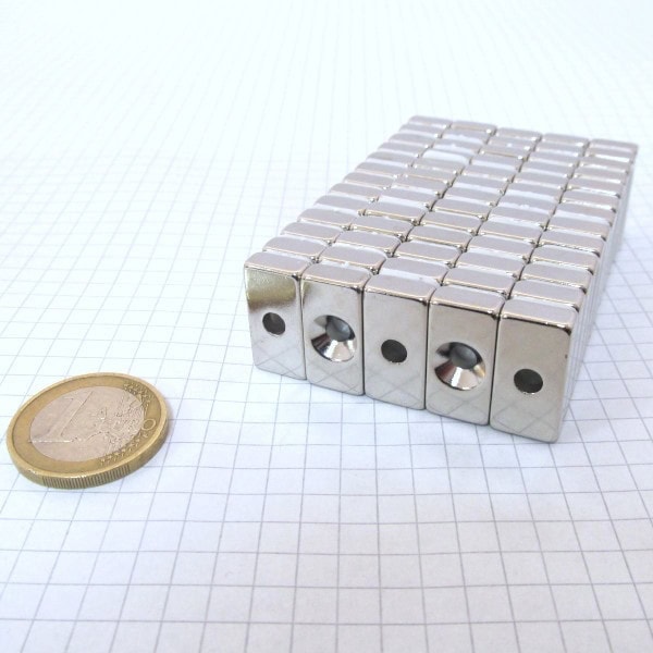 Neodym-Magnet, Quader, 20x10x5 mm, mit Loch (Südpol auf der gesenkten Seite) – N38