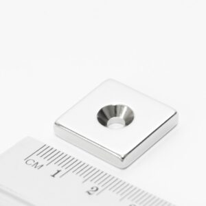 Neodym-Magnet, Quader, 20x20x4 mm, mit Loch (Südpol auf der gesenkten Seite) – N38