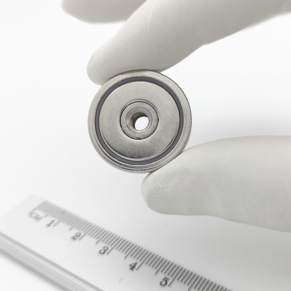 Topfmagnet mit Innengewinde durch den gesamten Magneten 25×8 mm – 3