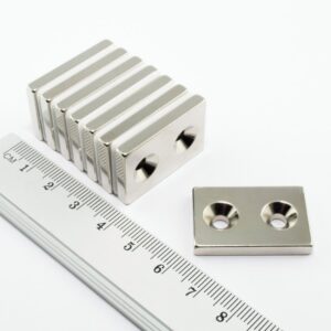 Neodym-Magnet, Quader, 30x20x4 mm, mit 2 M4-Löchern (Südpol auf der gesenkten Seite) – N38