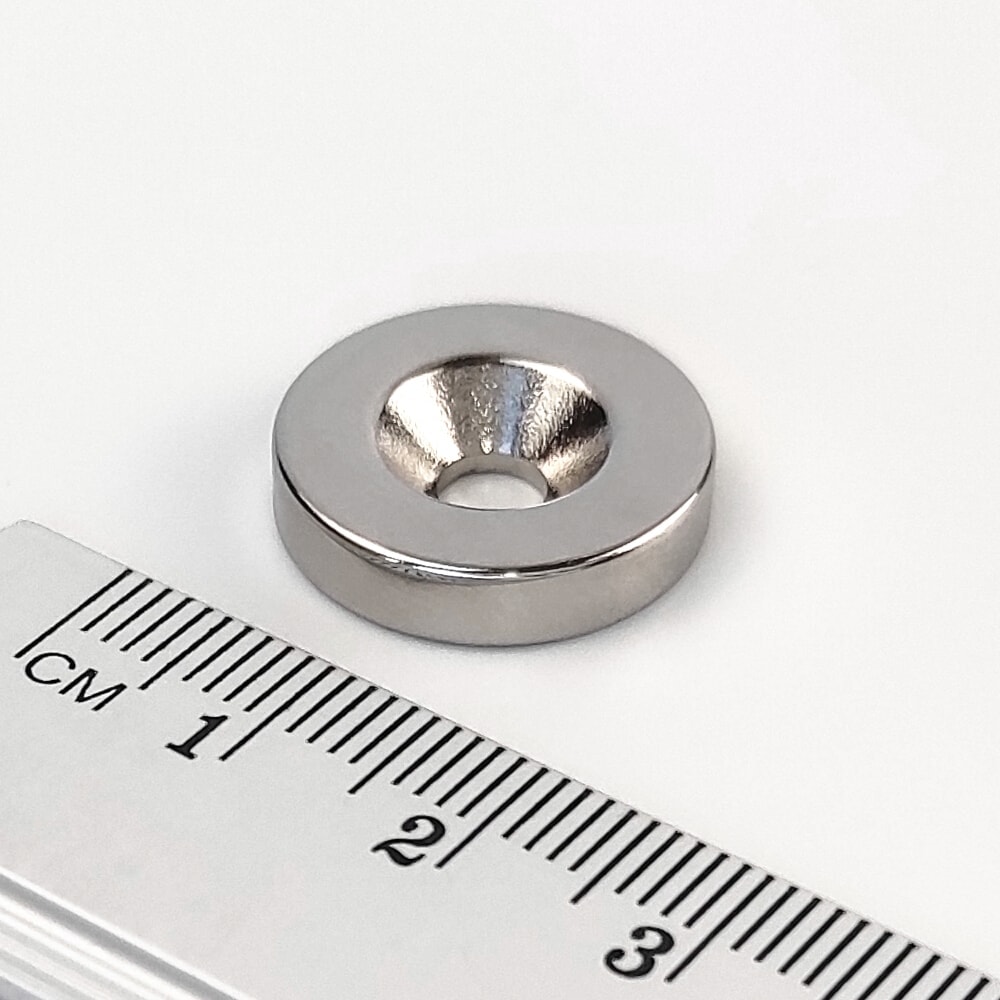 Neodym-Magnet, Scheibe, 18X4 mm, mit Loch M4, Südpol auf der Seite der Senkbohrung – N38