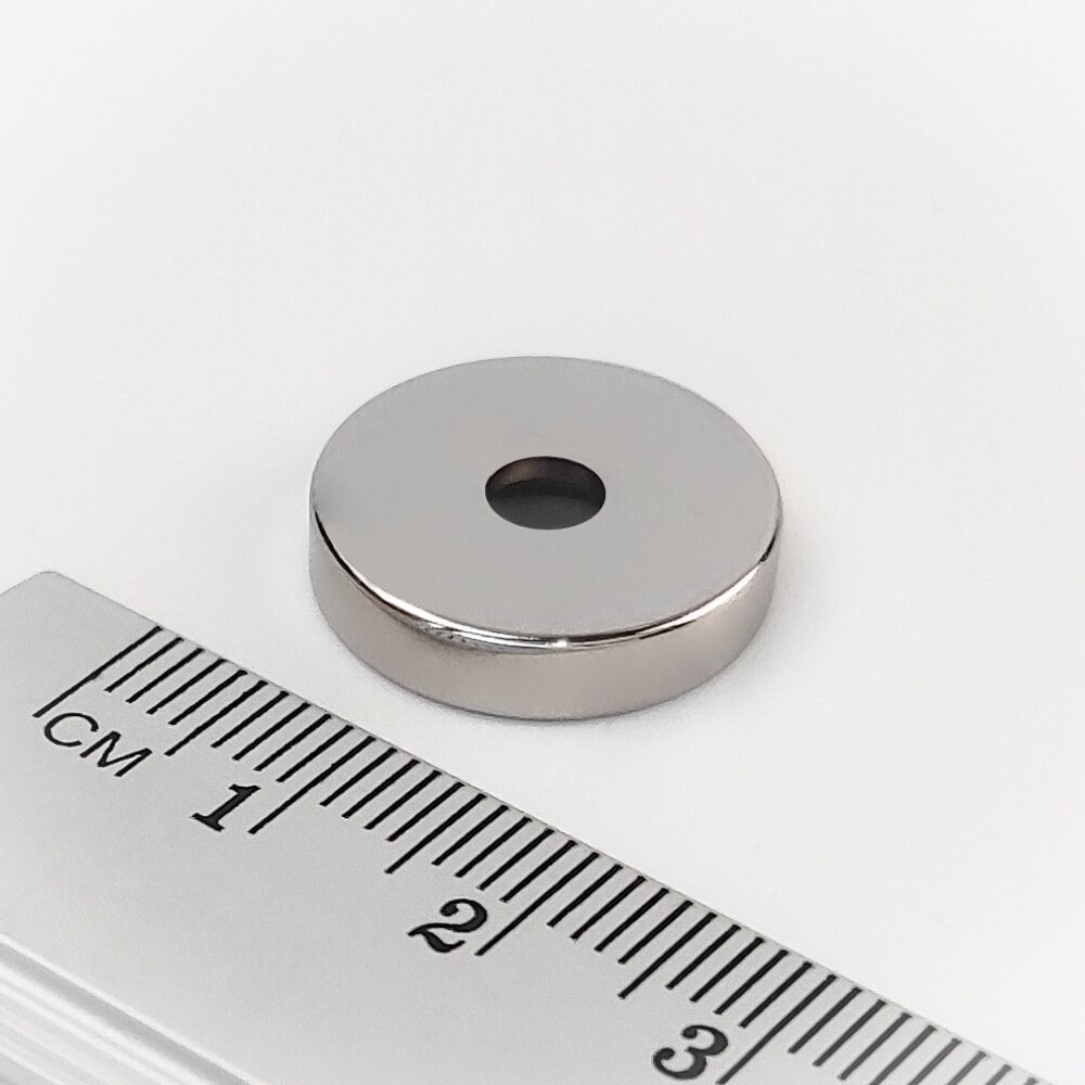 Neodym-Magnet, Scheibe, 18X4 mm, mit Loch M4, Südpol auf der Seite der Senkbohrung – N38