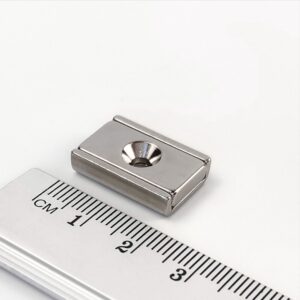 Topfmagnet mit Schraubloch, 20X135X5 mm
