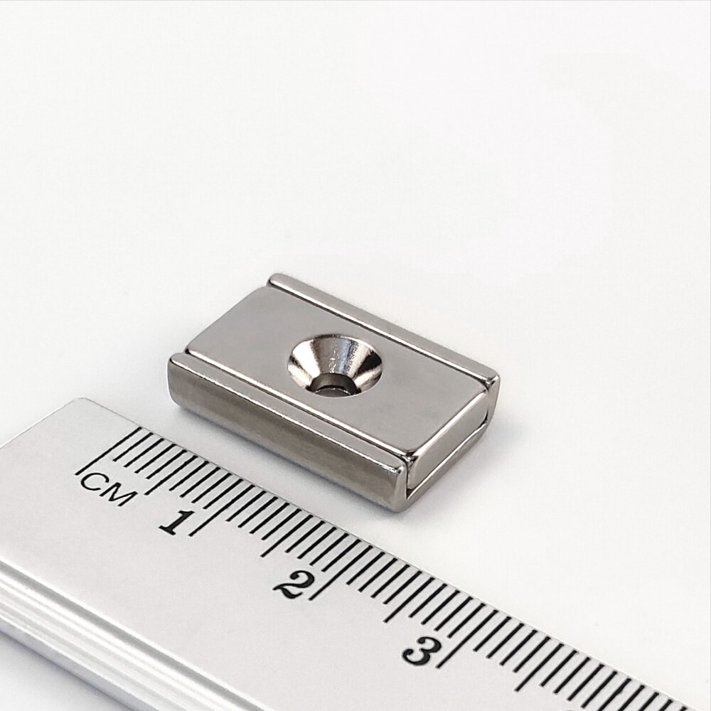 Topfmagnet mit Schraubloch, 20X135X5 mm