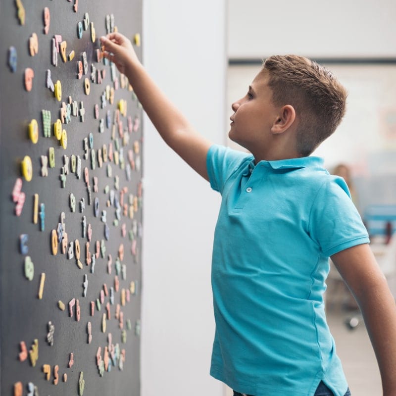 Junge vor der magnetischen Wand