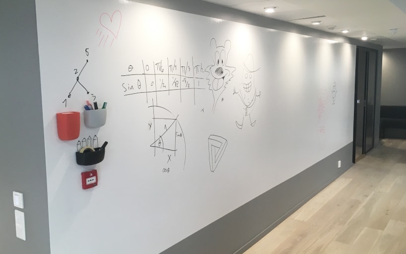 Magnetisches Whiteboard für die Wand aus Farben.