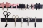 Schere auf Magnetband, Haarschmuck auf Magnetband