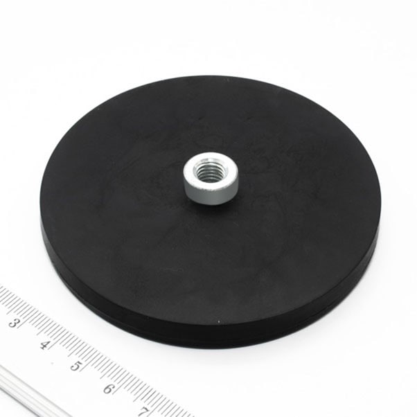 gummierter Magnet mit herausstehendem Innengewinde